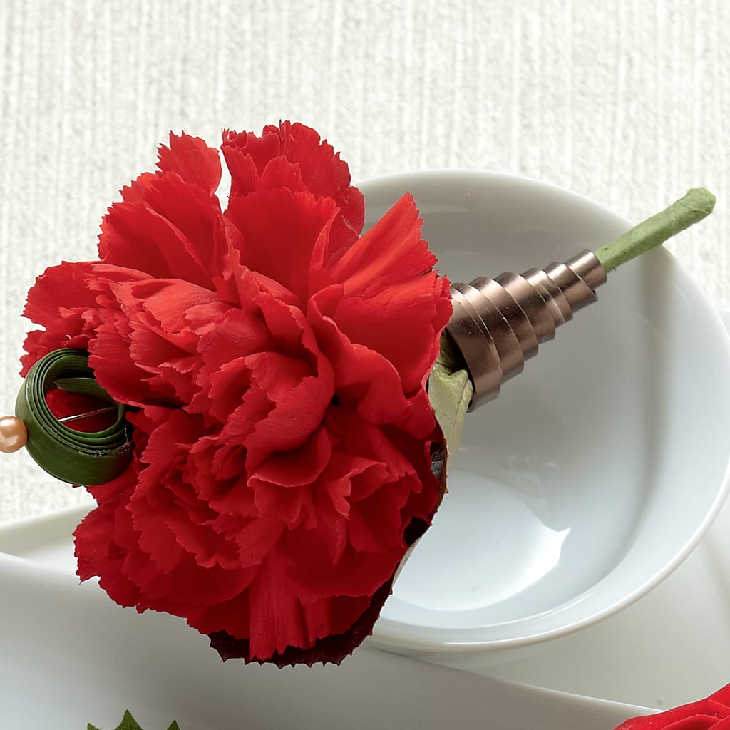Boutonnière de clavel rojo